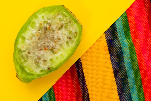 Kostenloses Foto draufsichtscheibe der kaktusfrucht auf gelbem hintergrund