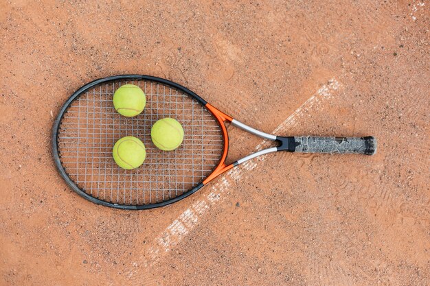 Kostenloses Foto draufsichtschläger mit tennisbällen