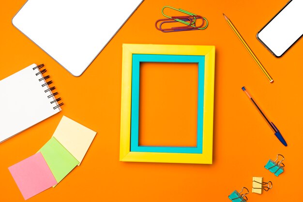 Draufsichtschreibtischkonzept mit orange Hintergrund