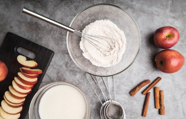 Draufsichtschüssel mit dem Zucker umgeben durch Äpfel