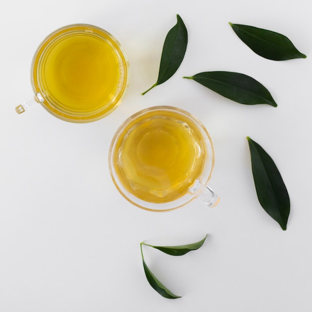 Draufsichtschüsseln mit Olivenöl und Blättern