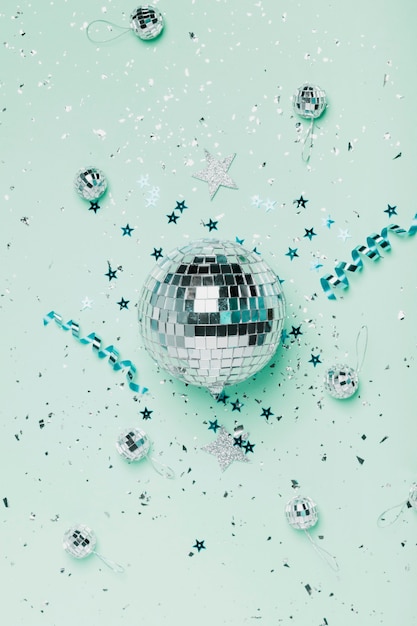 Kostenloses Foto draufsichtsilber-weihnachtsball und blauer hintergrund mit bändern