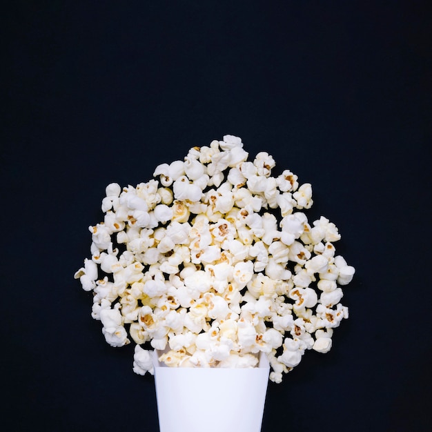 Draufsichtsortiment des köstlichen Popcorns