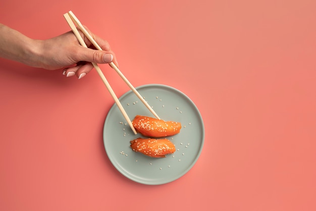 Draufsichtsortiment von Sushi-Leckereien