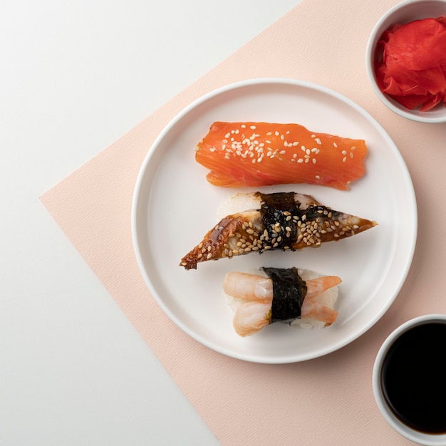 Kostenloses Foto draufsichtsortiment von sushi-leckereien