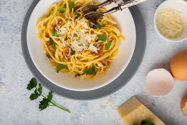 Draufsichtspaghettis mit Parmesankäseparmesankäse-Schüssel