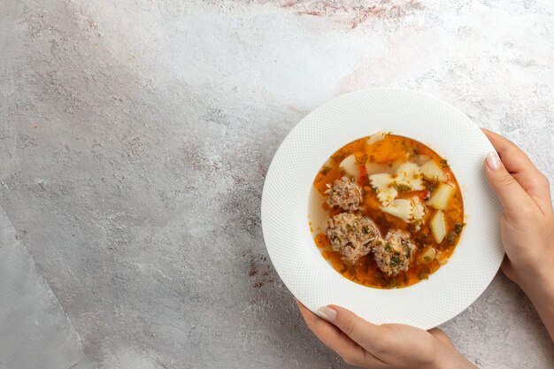 Draufsichtsuppe mit Fleisch köstliche Suppe mit Nudeln und Fleisch auf weißem Hintergrund