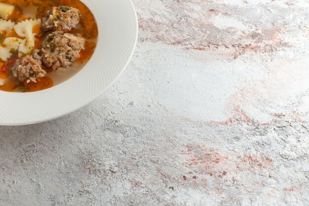 Draufsichtsuppe mit Fleisch köstliche Suppe mit Nudeln und Fleisch auf weißer Oberfläche