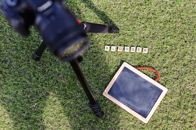 Kostenloses Foto draufsichttafel auf dem gras