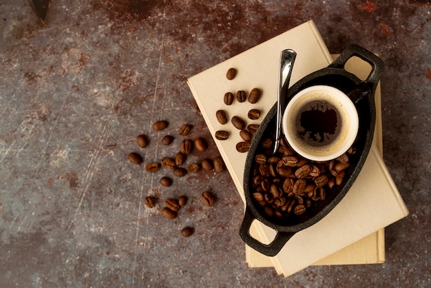 Kostenloses Foto draufsichttasse kaffee auf büchern