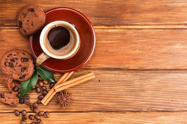 Draufsichttasse kaffee auf dem Tisch