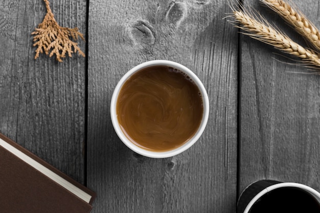 Draufsichttasse kaffee auf hölzernem Hintergrund