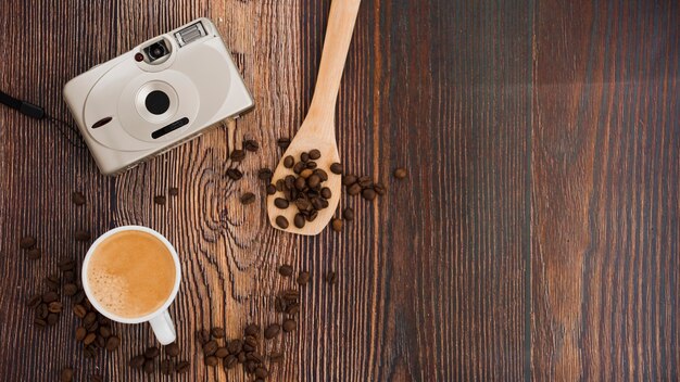 Draufsichttasse kaffee auf Holztisch