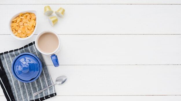 Draufsichttasse kaffee auf weißer Tabelle