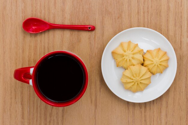 Draufsichttasse kaffee mit Plätzchen