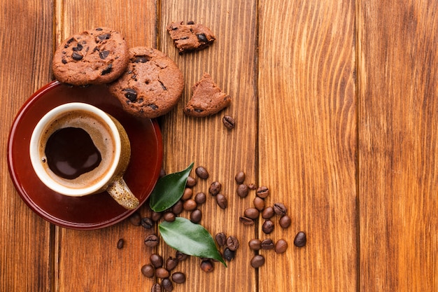 Draufsichttasse kaffee mit Plätzchen