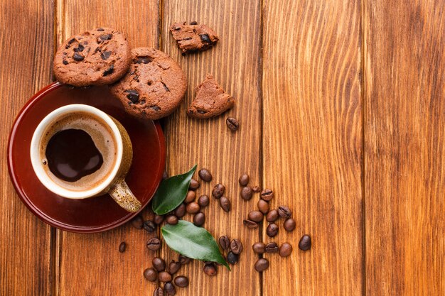 Draufsichttasse kaffee mit Plätzchen