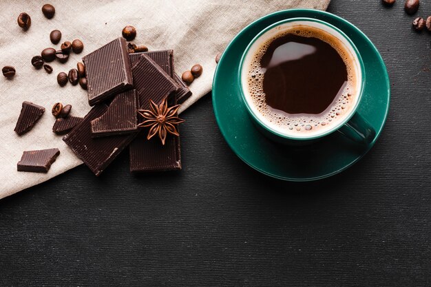 Draufsichttasse kaffee mit Schokolade