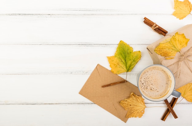 Kostenloses Foto draufsichttasse kaffee nahe bei umschlag mit kopienraum