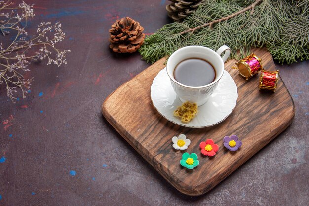 Draufsichttasse tee mit baum auf dunklem hintergrund süßer kuchenkuchen tee keksbaum