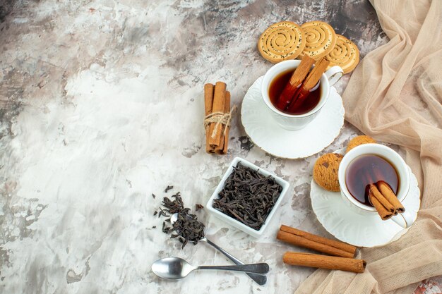 Draufsichttasse tee mit süßen keksen auf dem hellen hintergrund farbpause kaffee zuckerplätzchen kuchenzeremonie zimt