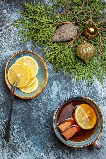 Draufsichttasse tee mit zitronenscheiben auf hellem schreibtischfarbkeksweihnachtsfoto neues jahr