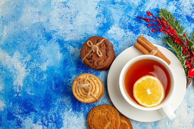 Draufsichttasse Teeplätzchen mit Seil auf blauem Tischfreiraum gefesselt