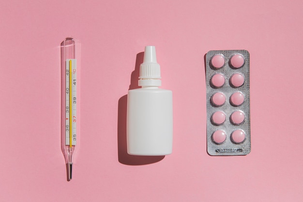 Draufsichtthermometer mit Tabletten auf dem Tisch