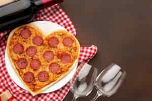 Kostenloses Foto draufsichtvalentinsgrußtageszusammenstellung mit pizza