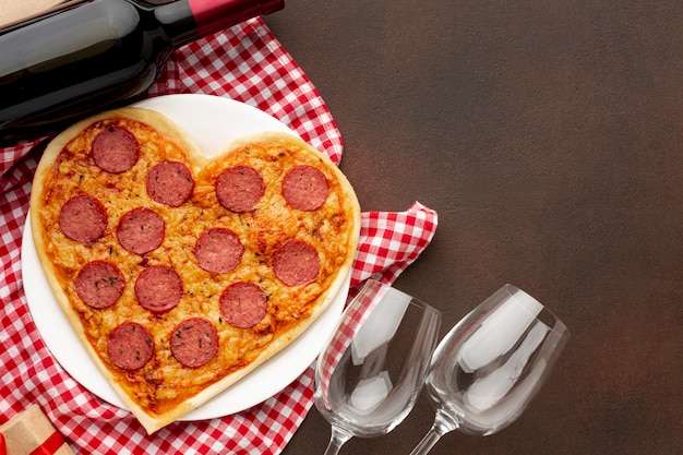 Draufsichtvalentinsgrußtageszusammenstellung mit Pizza