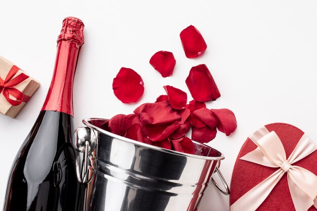 Draufsichtvalentinstaganordnung mit Champagner und Gläsern