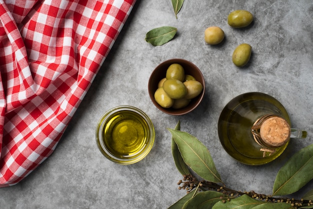 Draufsichtvielfalt von organischen Oliven auf dem Tisch