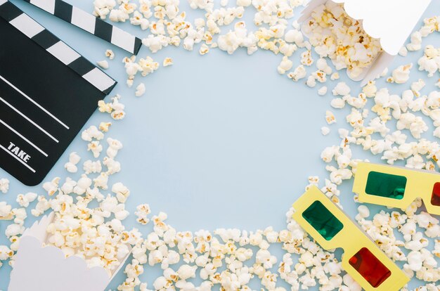 Draufsichtvielfalt von Popcorn mit 3D-Brille