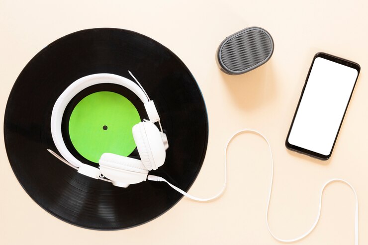 Kostenlose Foto draufsichtvinylplatte mit modell smartphone
