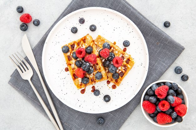 Draufsichtwaffel auf Teller mit Waldfrucht