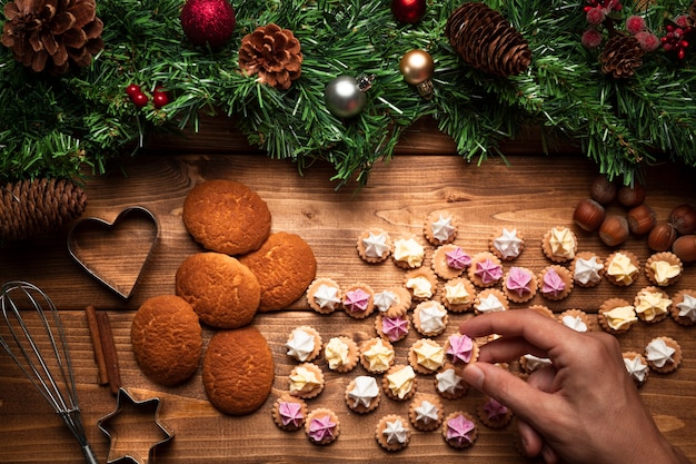 Draufsichtweihnachtskekse mit hölzernem Hintergrund