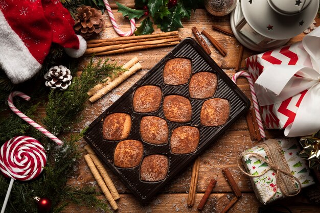 Draufsichtweihnachtsplätzchen mit Dekorationen