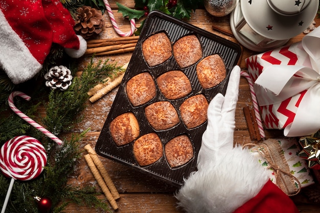 Draufsichtweihnachtsplätzchen mit dekorationen