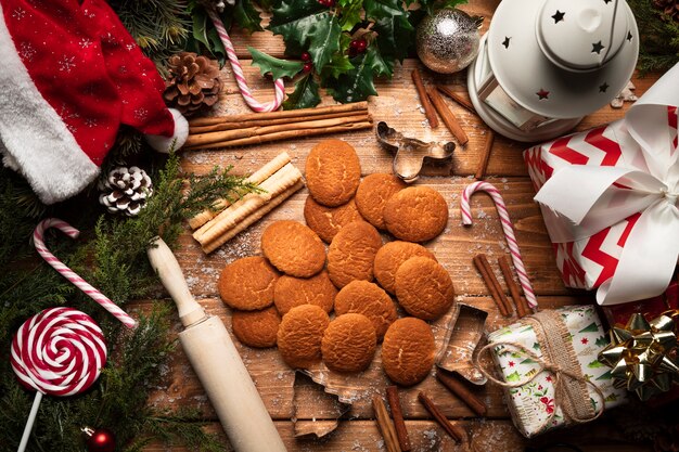 Draufsichtweihnachtsplätzchen mit hölzernem Hintergrund