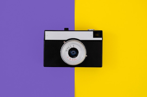 Kostenloses Foto draufsichtweinlesefotokamera mit buntem hintergrund