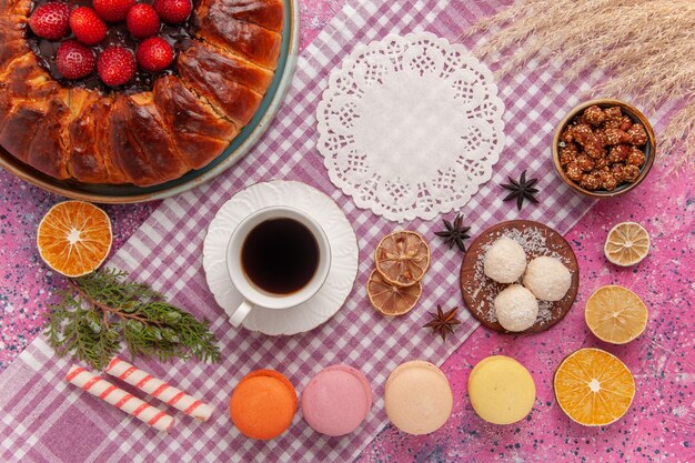 Draufsichtzuckerpulver-Erdbeerkuchen auf dem Rosa