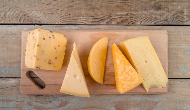 Draufsichtzusammenstellung des köstlichen Käses auf dem Tisch