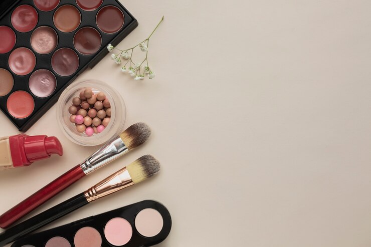 Kostenlose Foto draufsichtzusammenstellung mit kosmetik und kopieraum