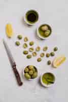 Kostenloses Foto draufsichtzusammenstellung von oliven auf dem tisch