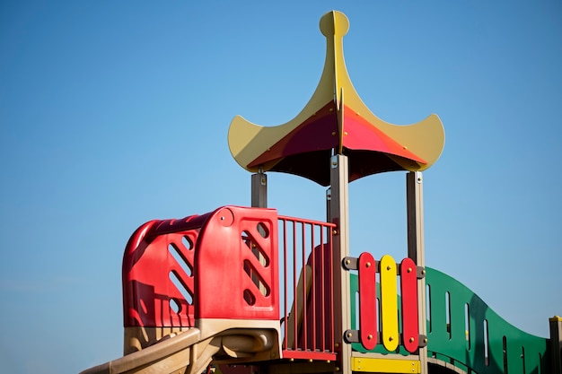 Kostenloses Foto draußen bunter kinderspielplatzhintergrund