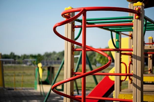 Draußen bunter Kinderspielplatzhintergrund