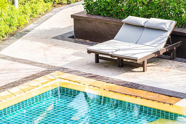 Draußen im Freien Schwimmbad im Resorthotel für Freizeit entspannen