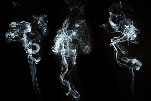 Drei abstrakte Formen von weißen Rauch