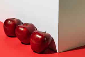 Kostenloses Foto drei äpfel neben dem podium