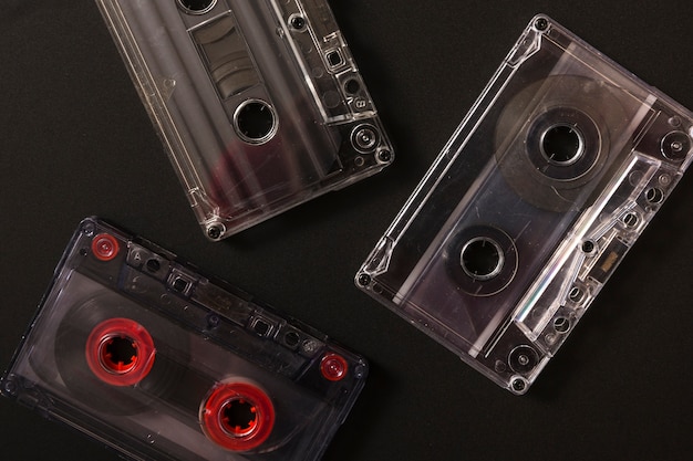 Kostenloses Foto drei audiokassetten auf schwarzem hintergrund